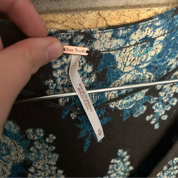 Free People Speak Easy Bell Sleeve Floral V Neck Tunic Top Women’s Size M - Picture 3 of 8